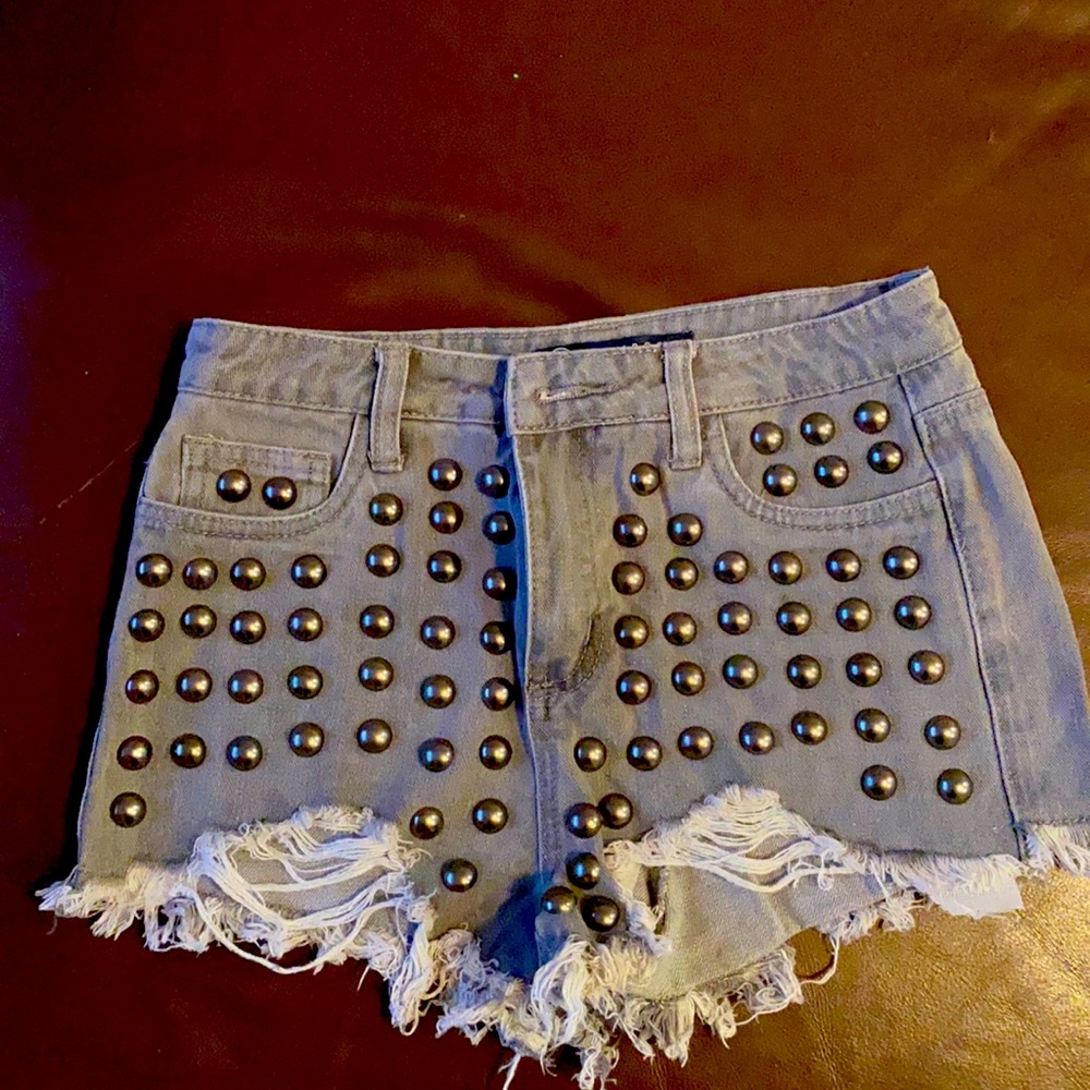 🔥🔥Beautiful Studded Jean Shorts🔥🔥